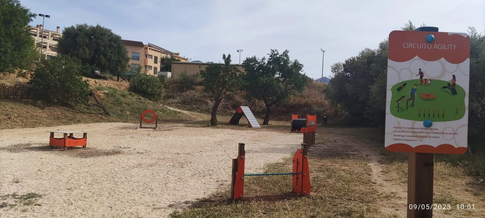 Circuito de Agility con cartel informativo y varios obstáculos