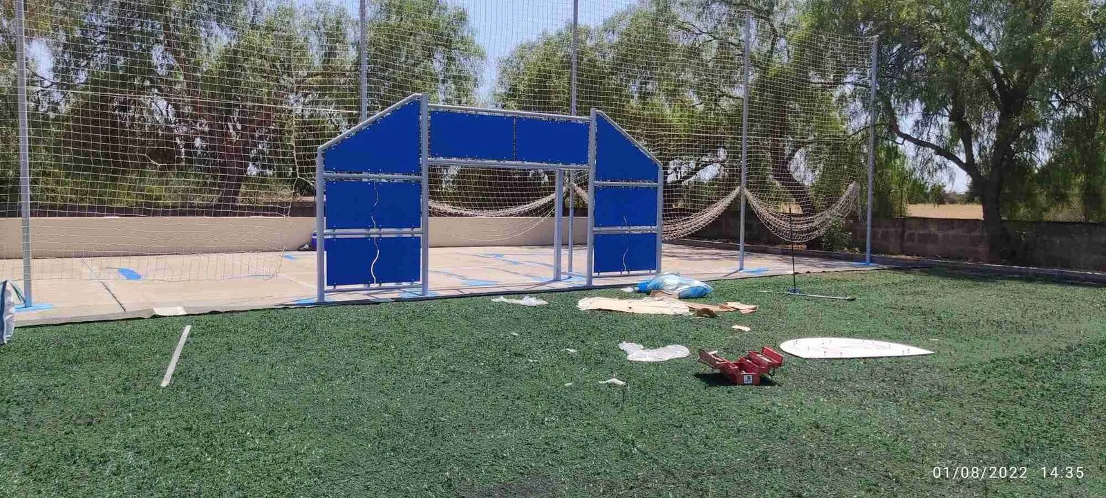 Campo de césped artificial con porterías azules