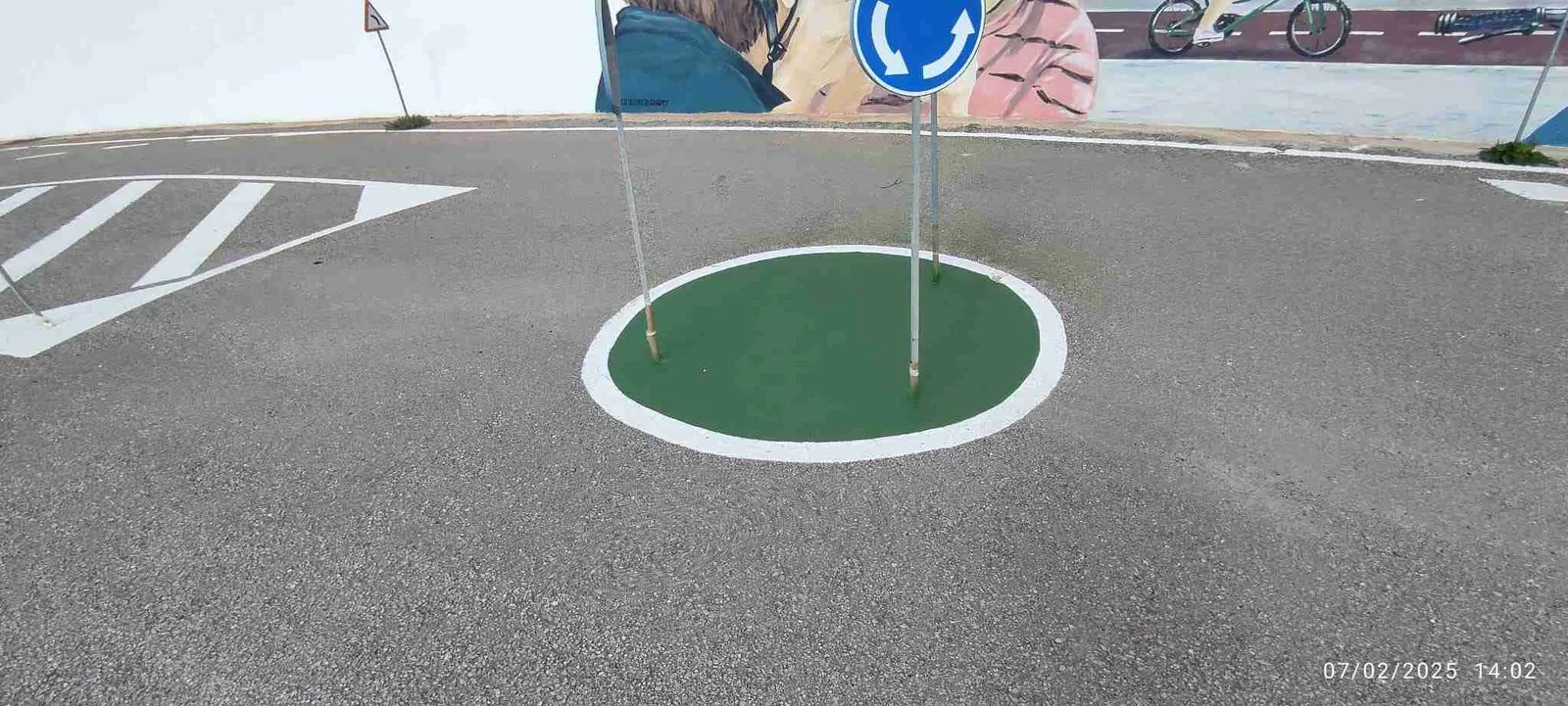 Circuito de educación vial cubierto con toldos