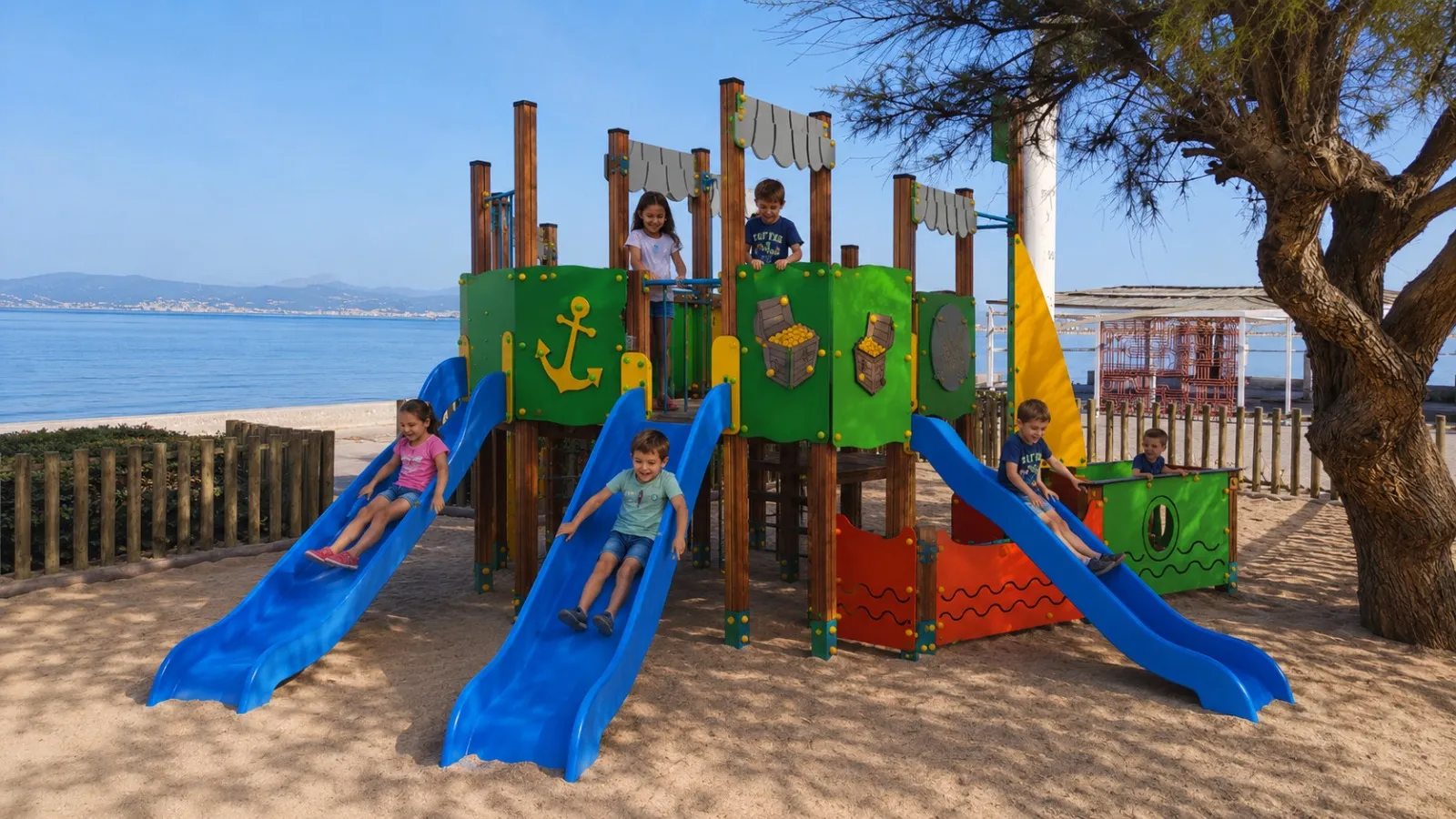 Parque infantil temático con forma de barco instalado junto al mar