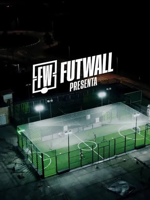Pista de Urban Futwall iluminada de noche, imagen oficial de la marca