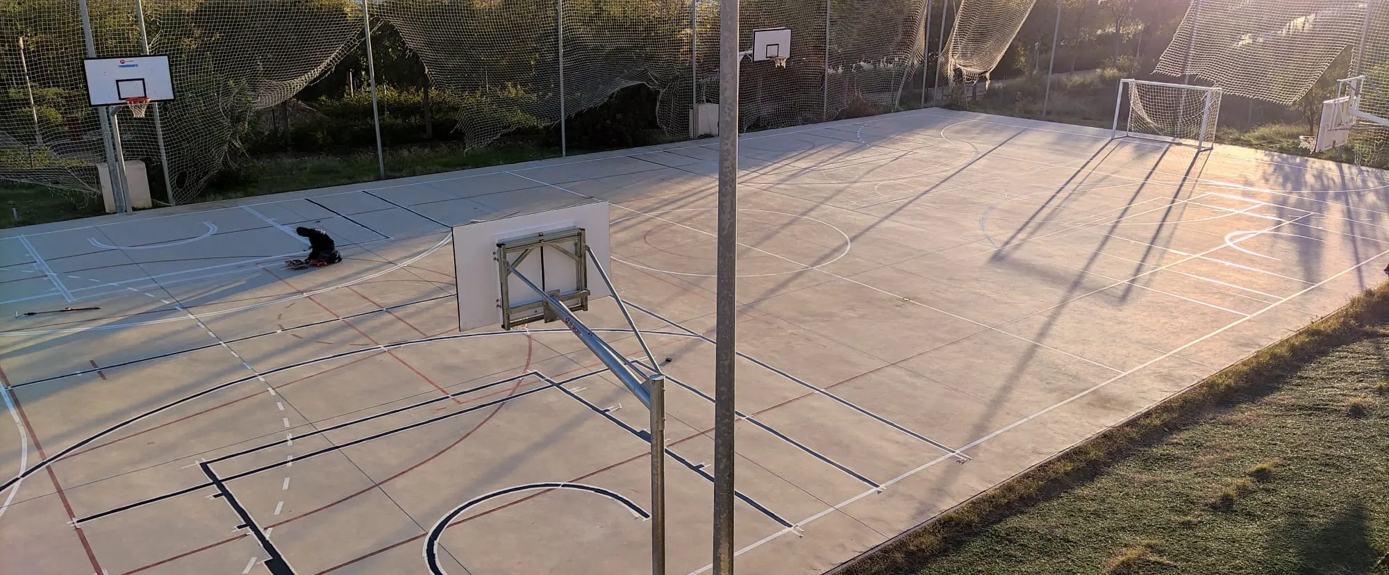 Marcaje de líneas de juego durante la revisión final de una pista