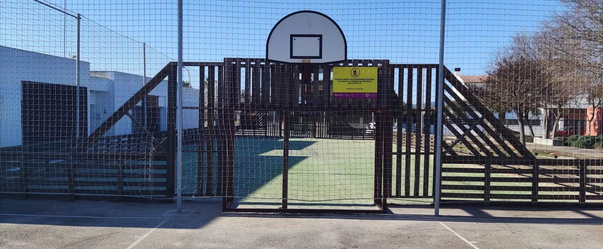 Pista deportiva con el pavimento desgastado antes de la renovación