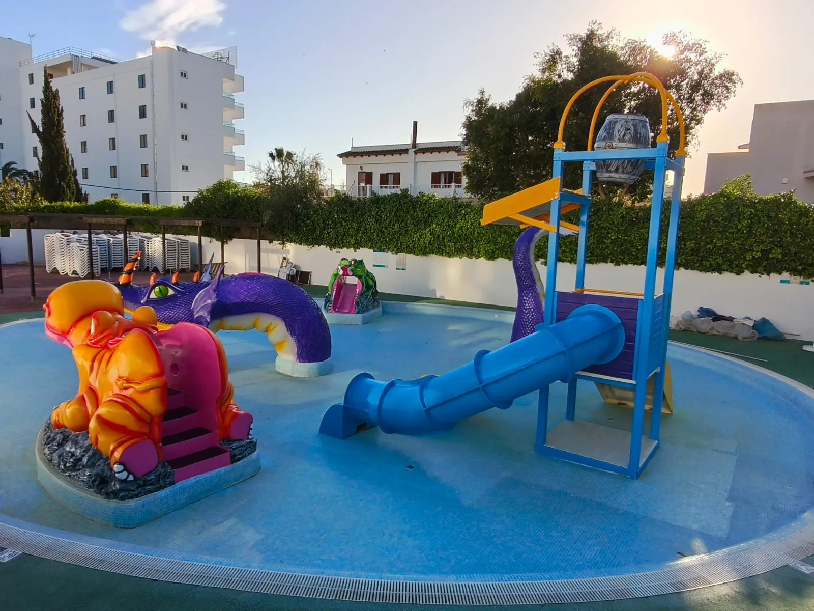 Zona de juegos acuáticos con figuras de dragón y tobogán tubular