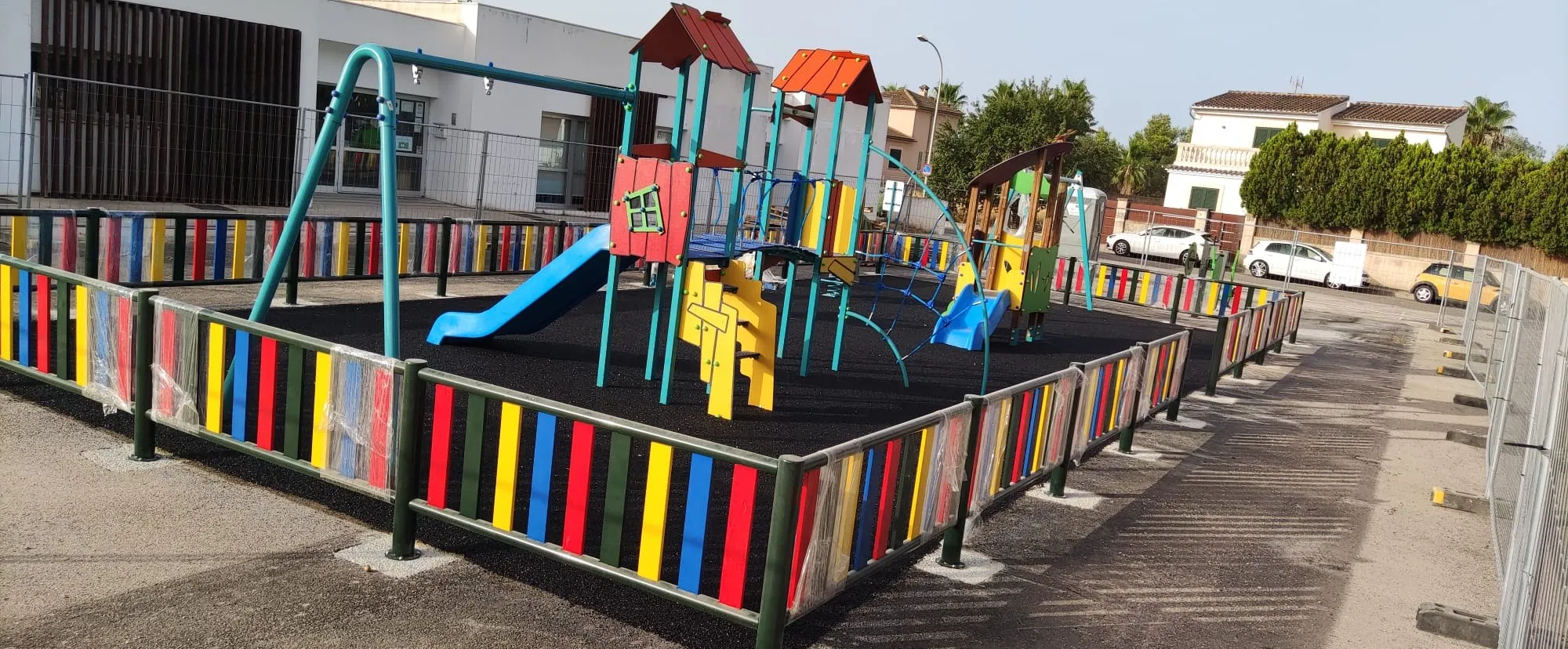 Capa base de caucho negro recién extendida en el área de juego