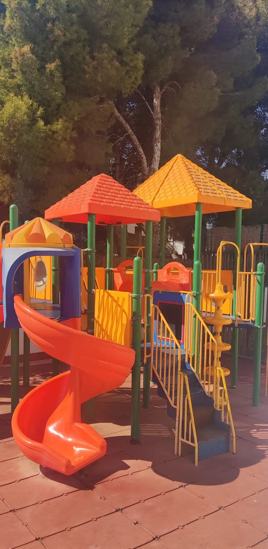 Torres de juego modulares con tobogán en espiral instaladas