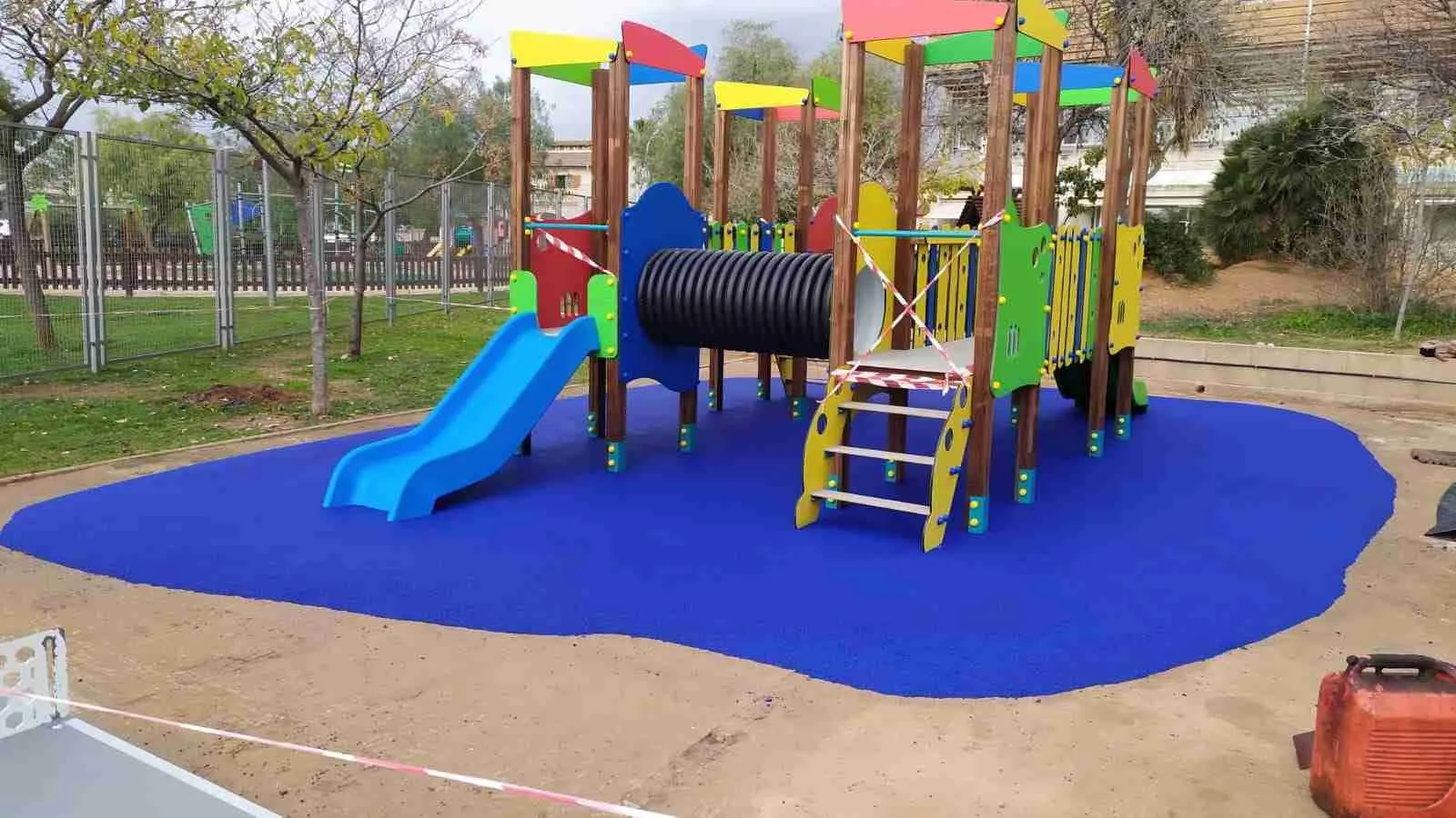 Área de juego con pavimento de caucho renovado