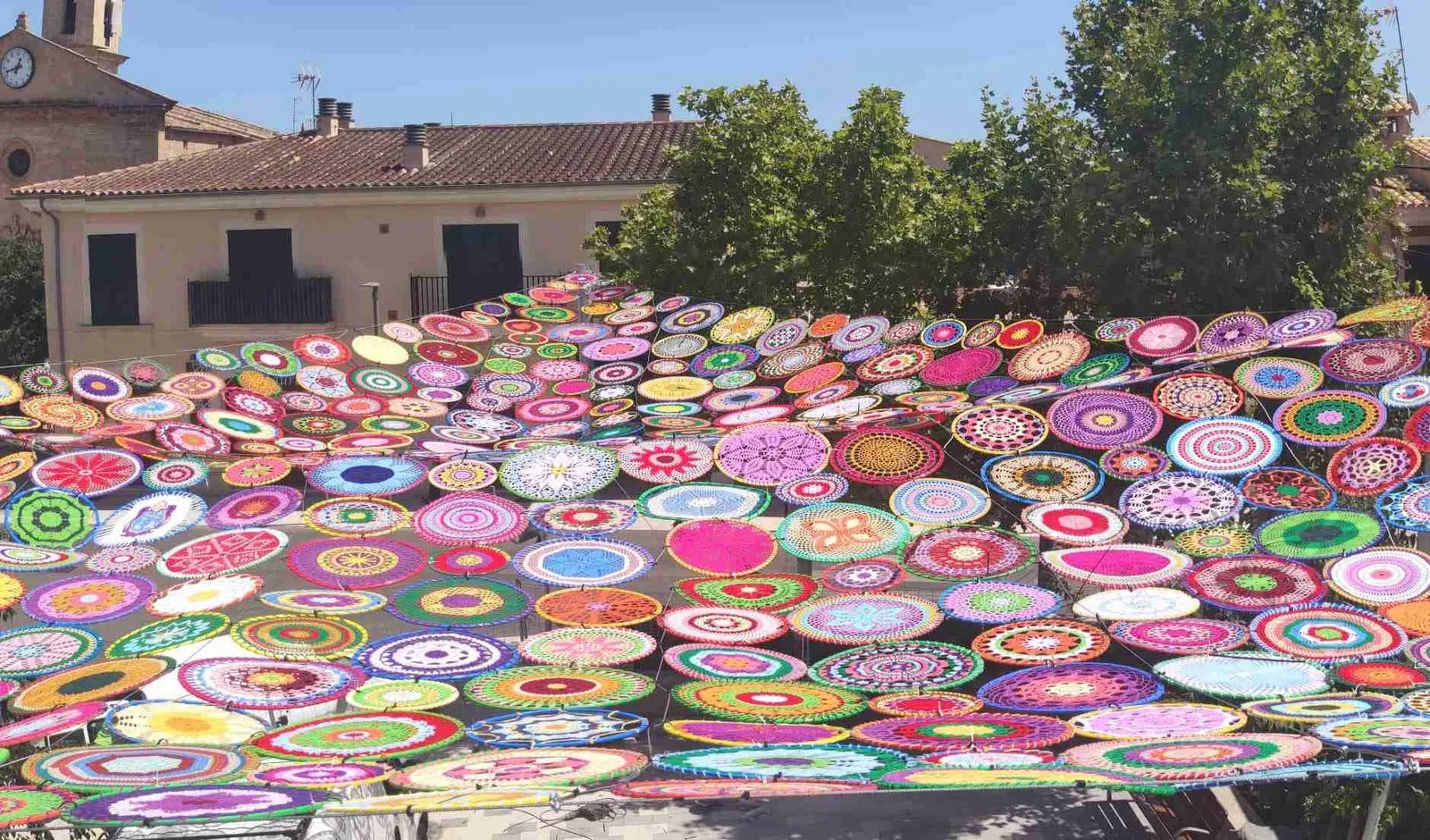Tobogán en espiral naranja en un parque infantil