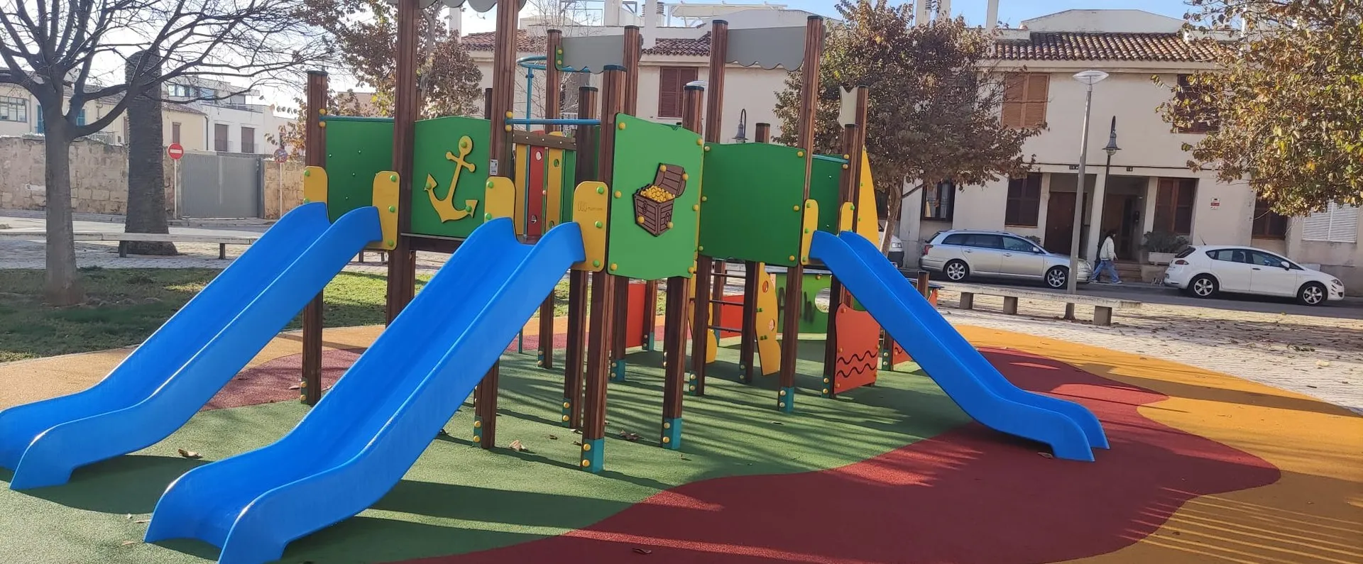 Parque temático pirata con toboganes y paneles de ancla y cofre del tesoro