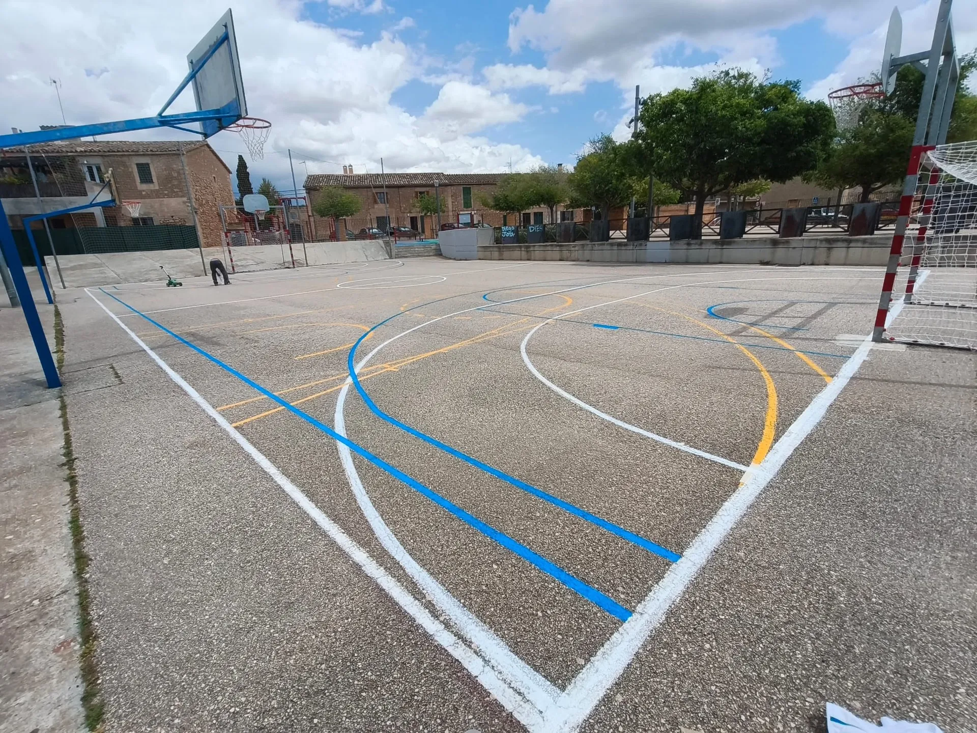 Pista multideporte con el marcaje de líneas recién pintado por Juegarium