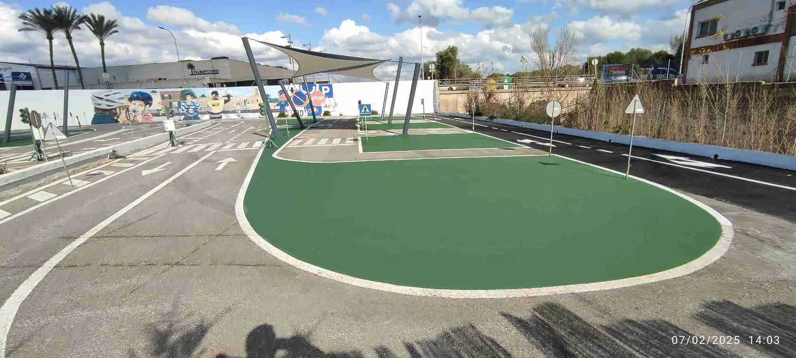 Plaza con bancos y jardineras instalados