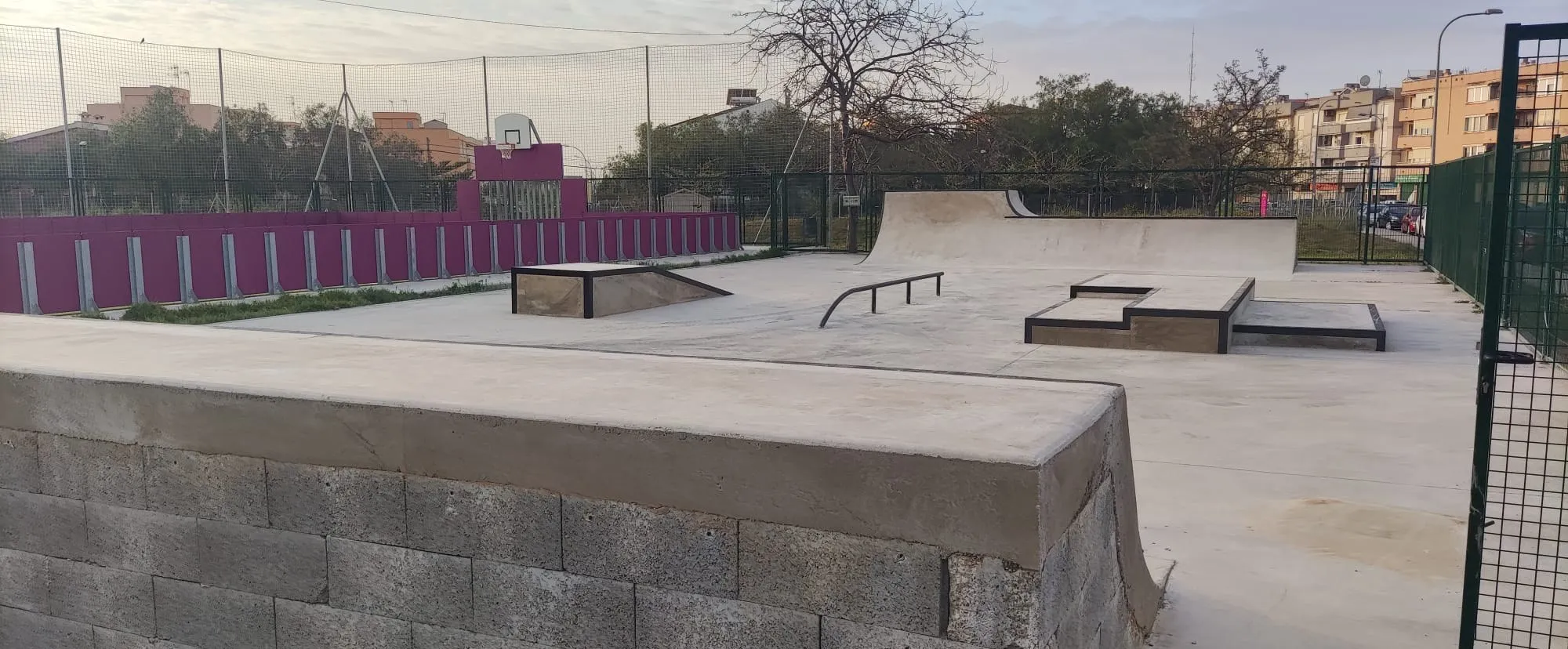 Skatepark de hormigón con cajones, rail y planos inclinados