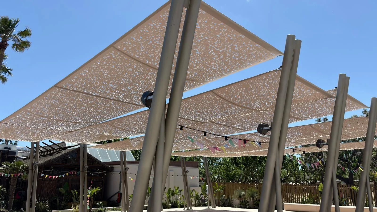Velas de sombra microperforadas sobre una terraza de ocio