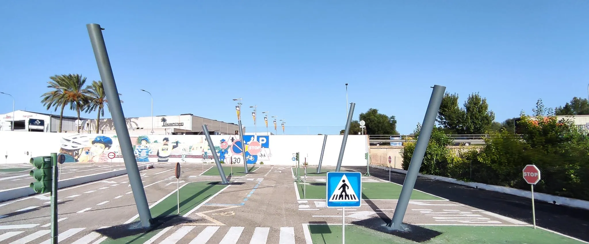 Postes metálicos de las velas recién instalados, sin lona